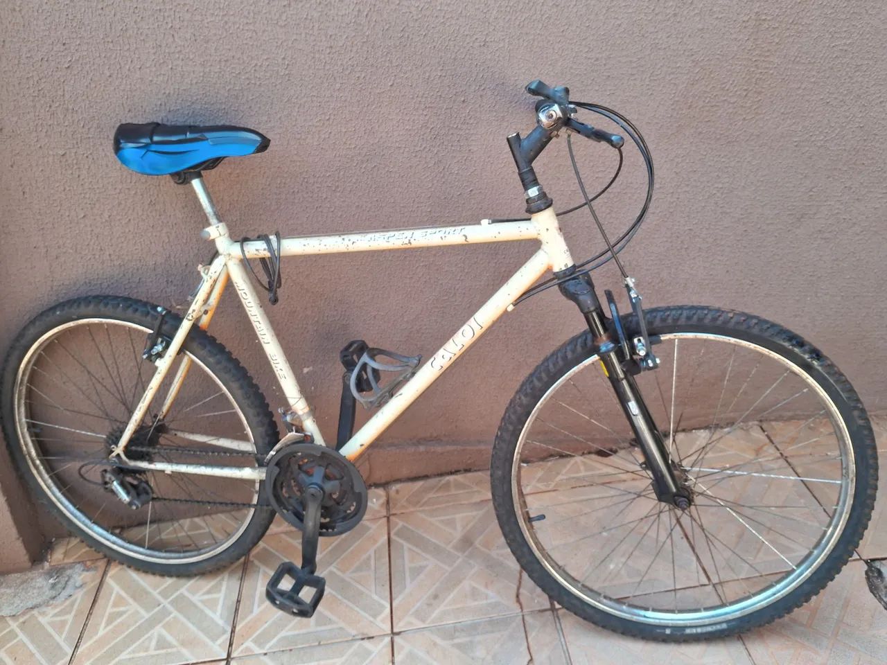 Bicicleta caloi antiga, abaixou o preço.   Tudo funcionando. 