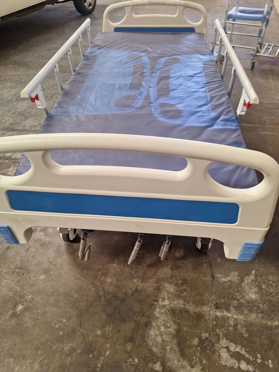 Vendo cama hospitalar nova.