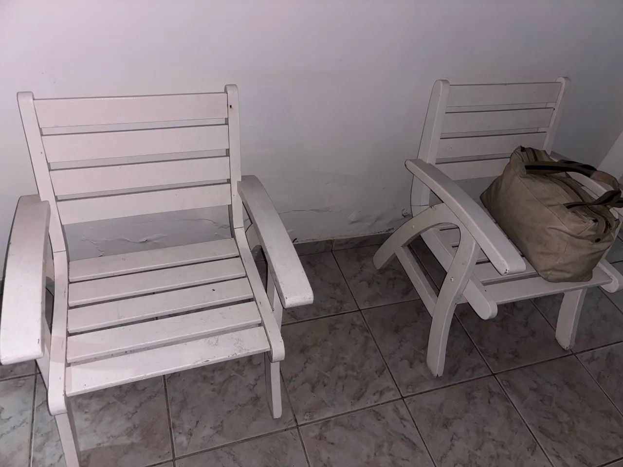 Conjunto de madeira mesa com 4 cadeiras pra área externa . - Foto 2
