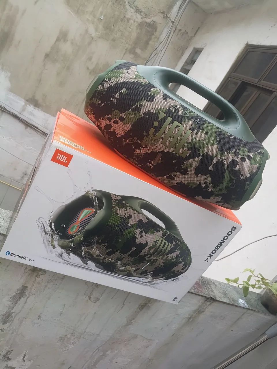 Vendo Bombox 4 na caixa nova.
