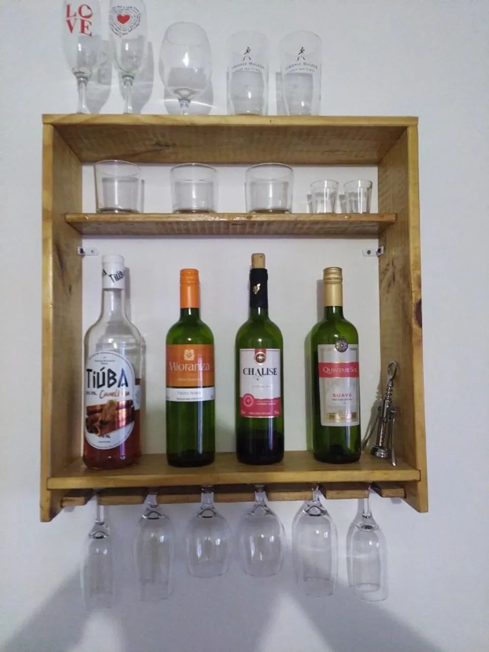 barzinho rustico de madeira envernizada