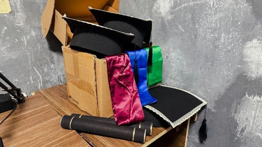 Lote de Becas: Tamanho P, M e G + faixas de todas as cores e cursos + 3 capelos + 2 canud
