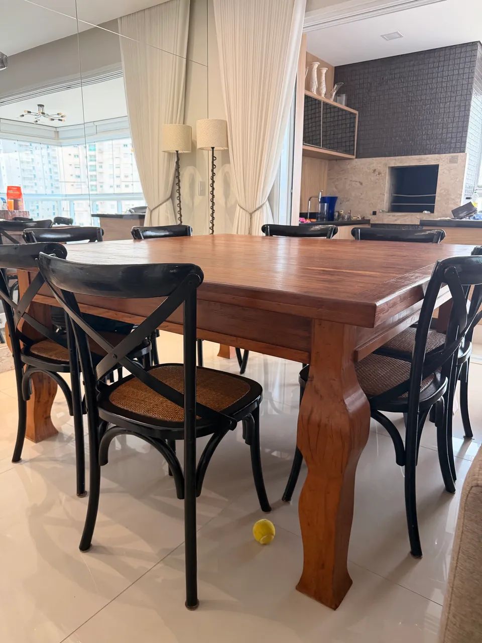 Mesa de madeira de 8 lugares com jogo de cadeiras 