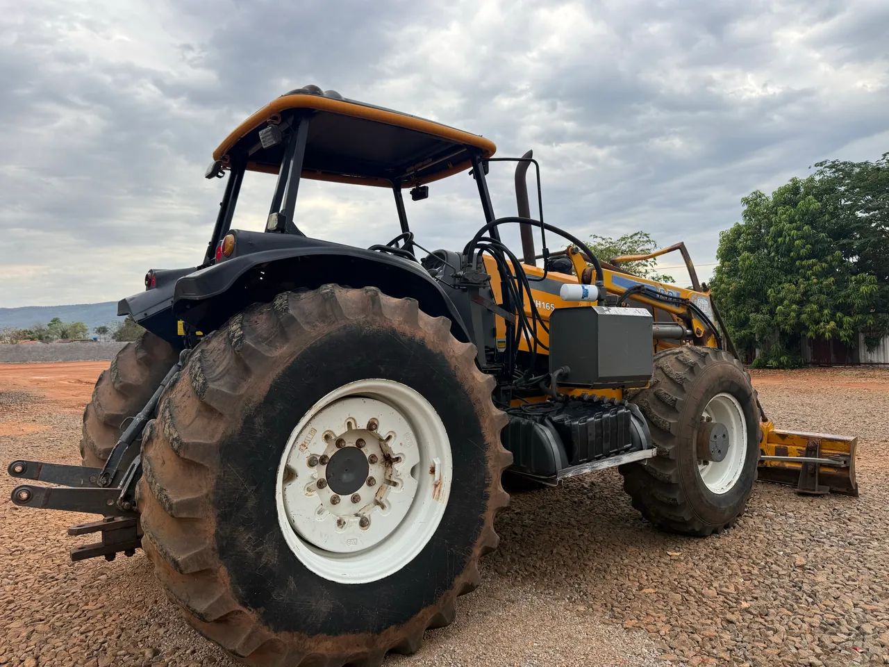 TRATOR VALTRA BH165  - Foto 2