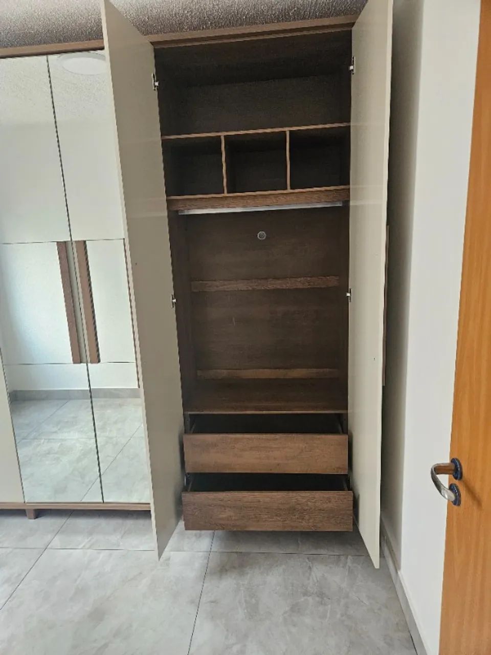 GUARDA-ROUPA DE 6 PORTAS A VENDA - Foto 2