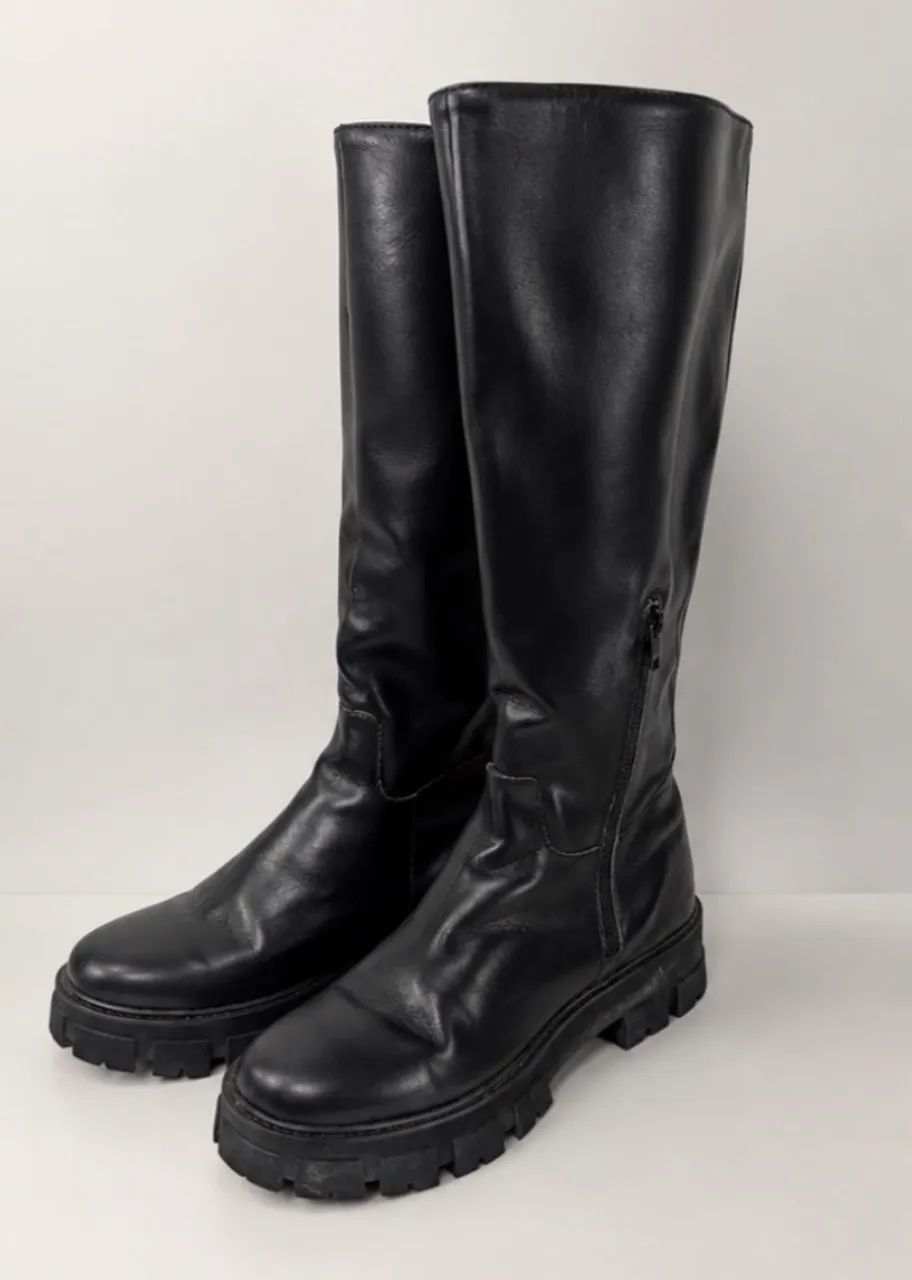 Bota cano alto de couro