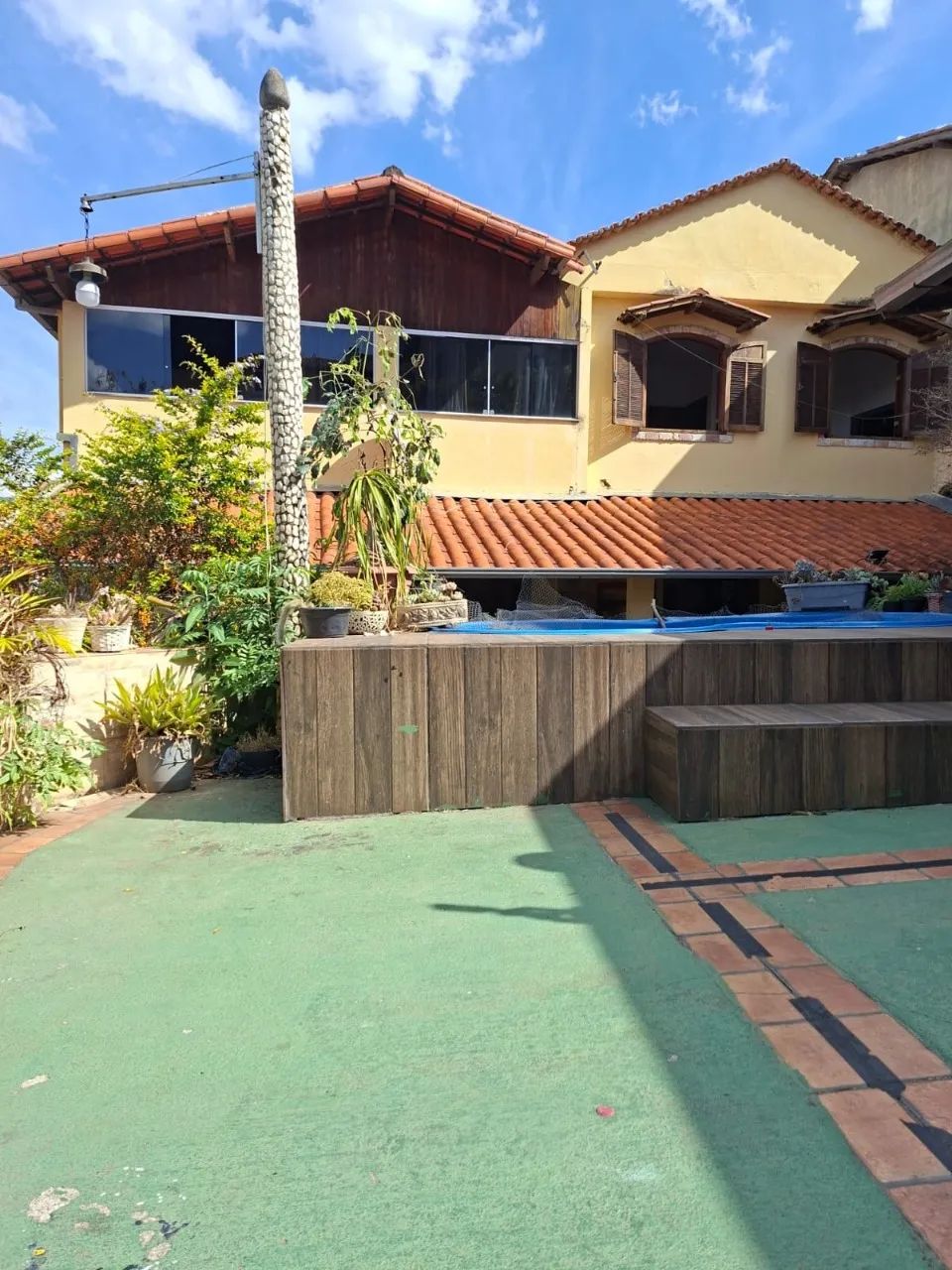 Casa charmosa estilo Colonial com bela vista, 04 Quartos e área de lazer