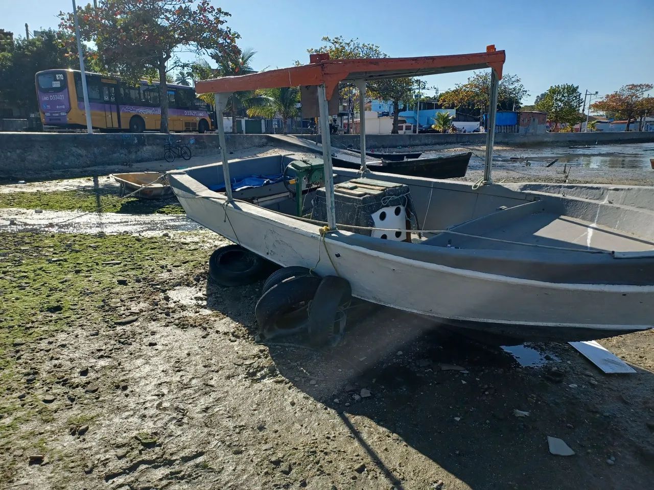 Barco pesca e passeio.