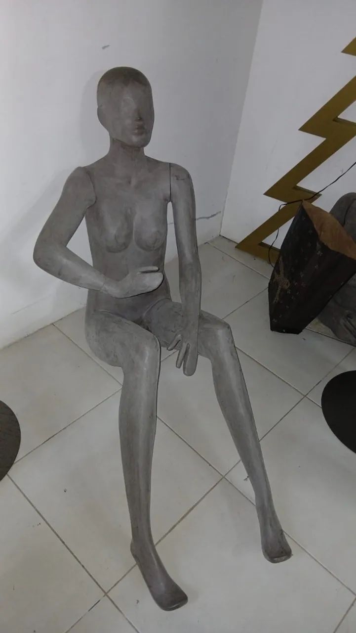 Manequins e mesa para loja  - Foto 2