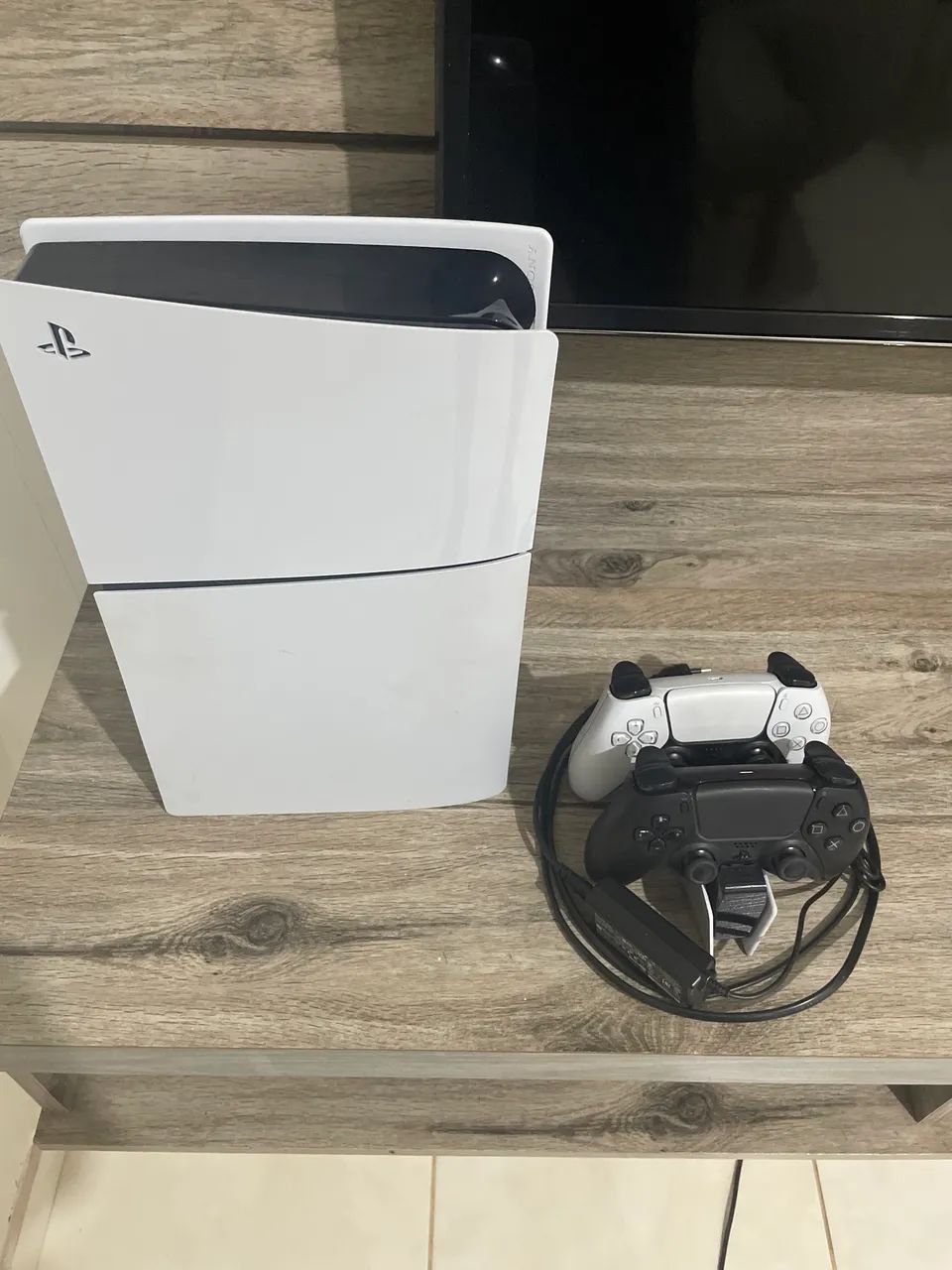 Ps5 e 2 controles mais suporte de carregamento  - Foto 2