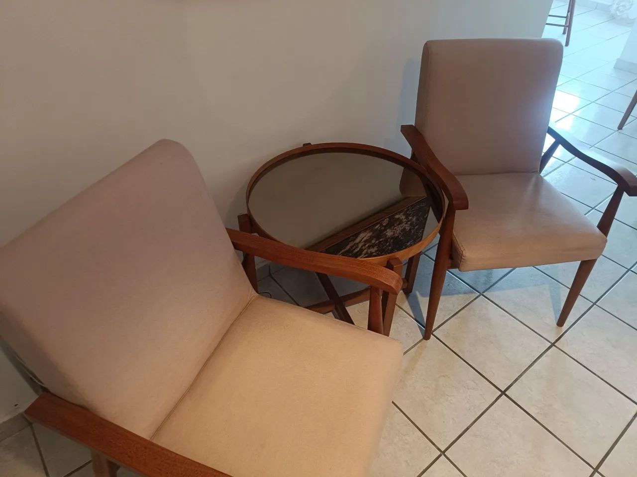Mesa de canto com 2 cadeiras impermeabilizadas da Spasso
