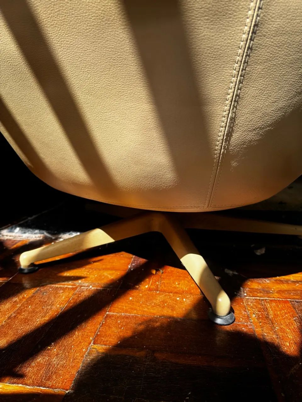 Poltrona giratória couro legítimo creme alto padrão - Foto 4