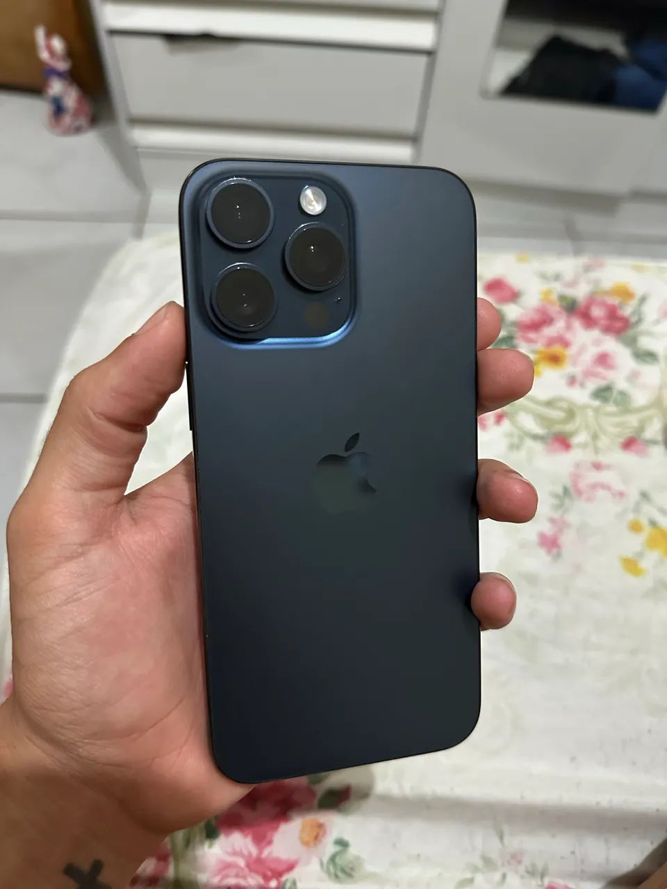 iPhone 15 Pro Max seminovo em perfeito estado