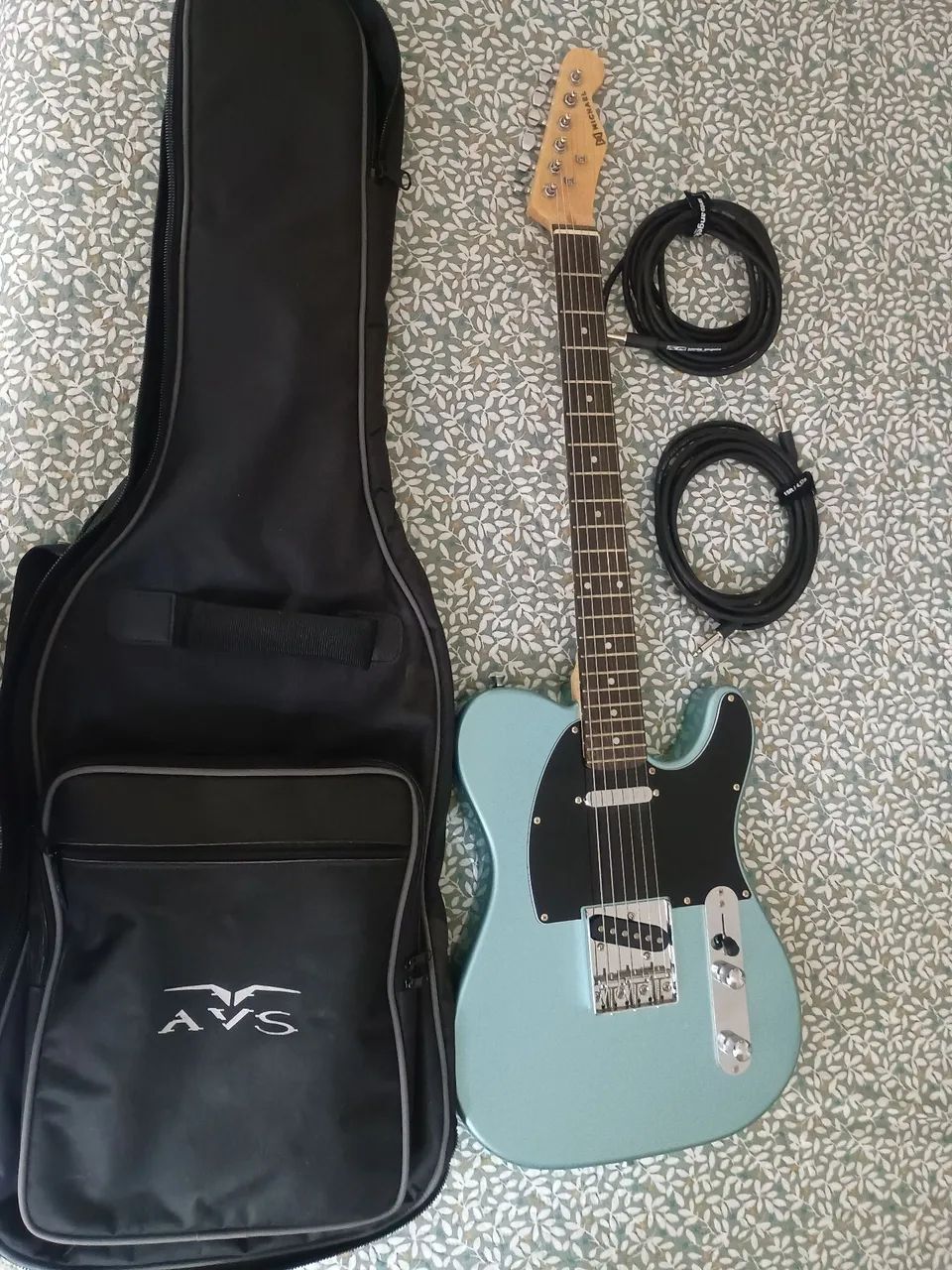 Guitarra Michael com capa e cabos 