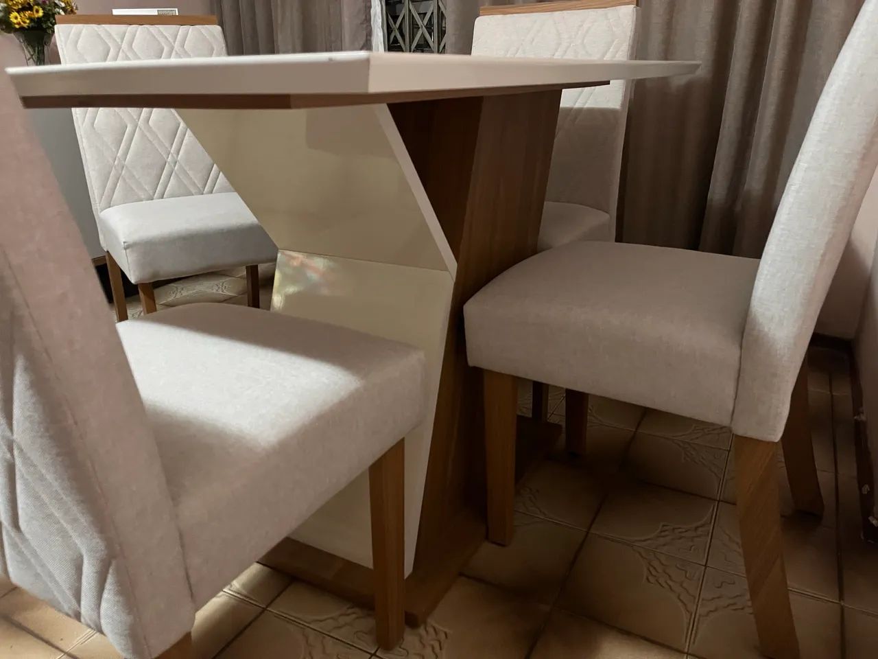 Vendo mesa de jantar 4 lugares e cadeiras , NOVÍSSIMA!  - Foto 2
