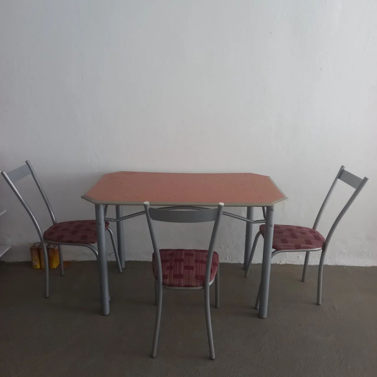 Vendo mesa com 3 cadeiras  - Foto 5
