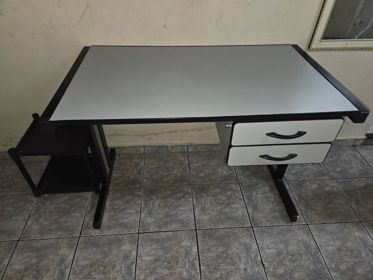 Mesa de escritório com 2 gavetas 