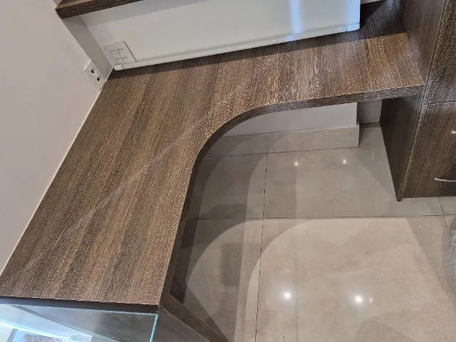 Mesa de escritório em L com tampo em MDF e vidro - Foto 4