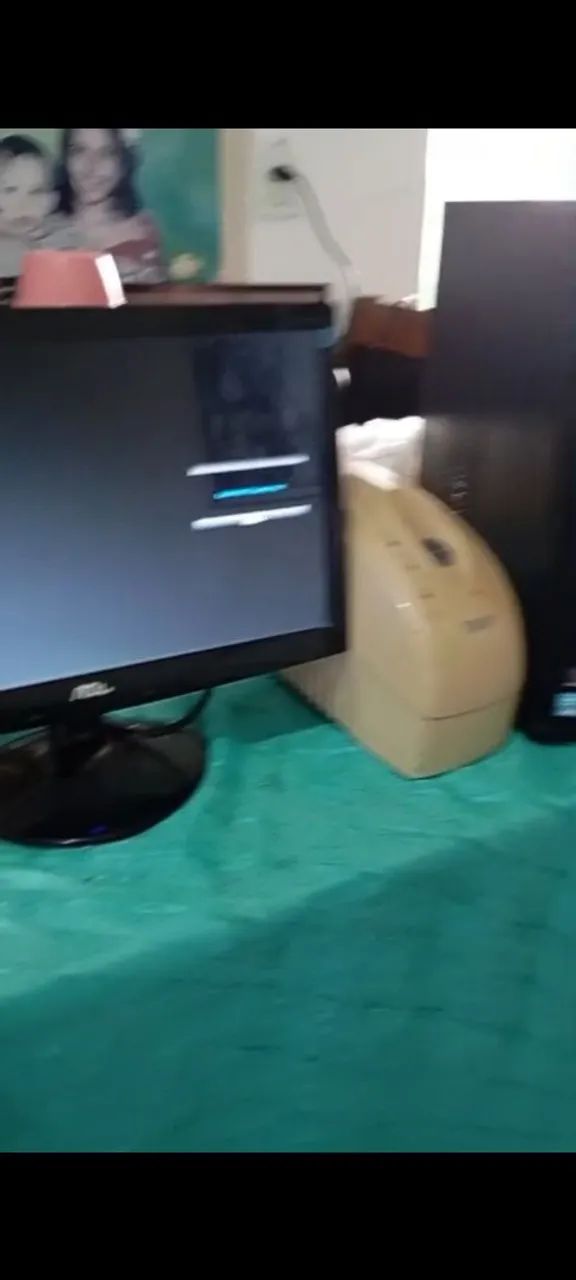 Monitor de computador e uma fonte 