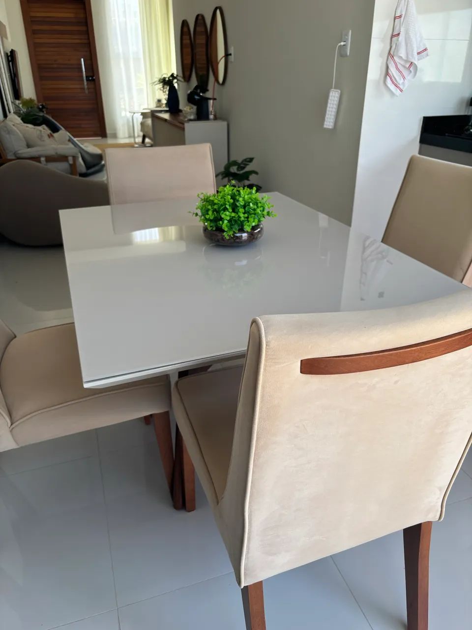 Mesa De Jantar pés em madeira maciça + 4 Cadeiras  - Foto 3