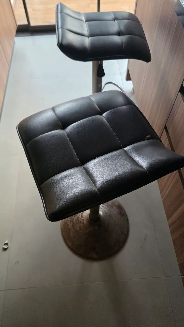 Dois bancos altos para bar