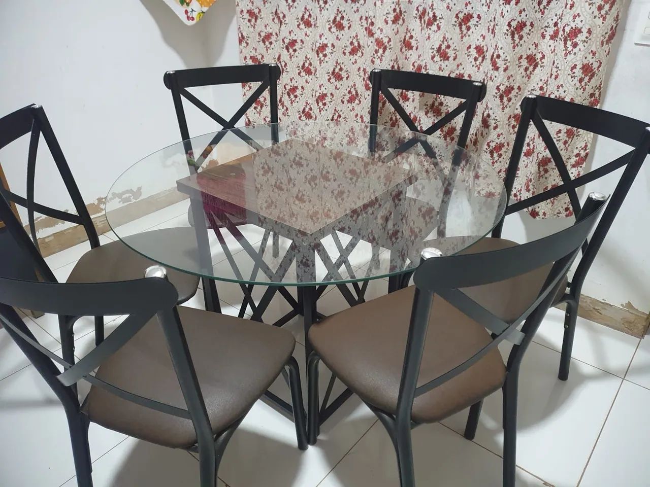 Mesa de vidro com 6 cadeiras 