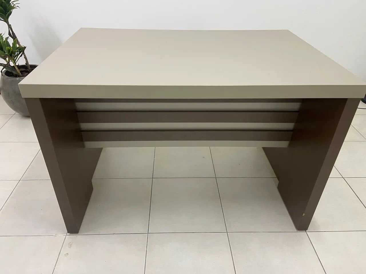 Mesa para escritório com cadeira 