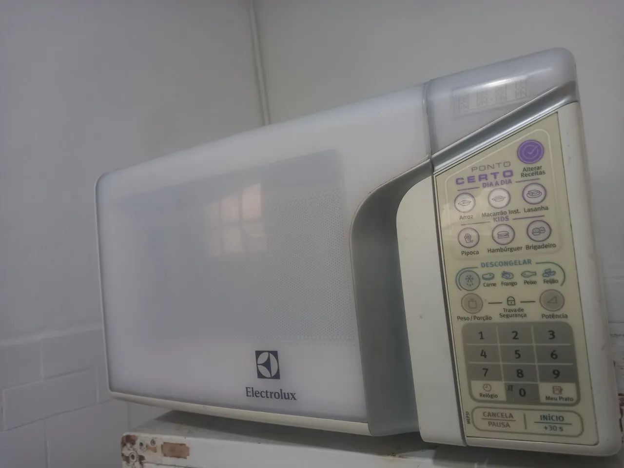 Micro-ondas Electrolux  em excelente estado funcionando perfeitamente 