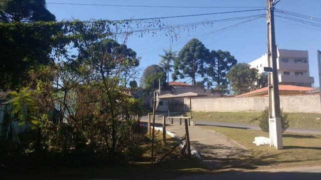 Terreno de esquina com casa de madeira - Foto 3
