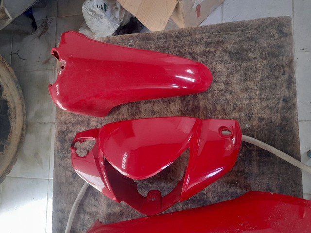 CARENAGEN DA BIZ VERMELHA COM POUCA MARCAS DE USO