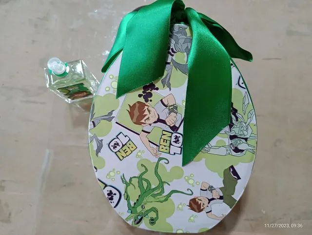Caixa de madeira forrada,com estampa do Ben 10. Com colônia dentro.