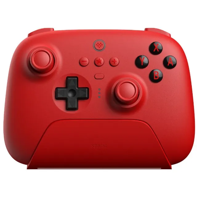 Dois gamepads retrô e teclado de pc antigo em fundo vermelho. jogos,  competição de videogame. vista do topo