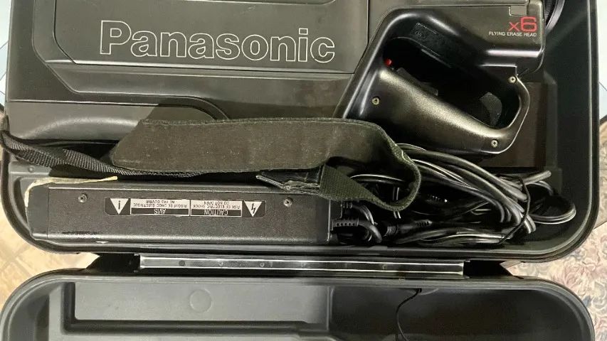 Filmadora VHS Panasonic - Modelo PV-604D64318196650882123