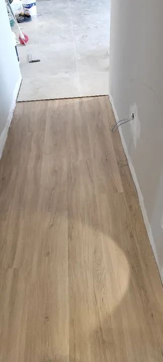 Instalação de piso vinílico, laminado, rodapés e carpetes 