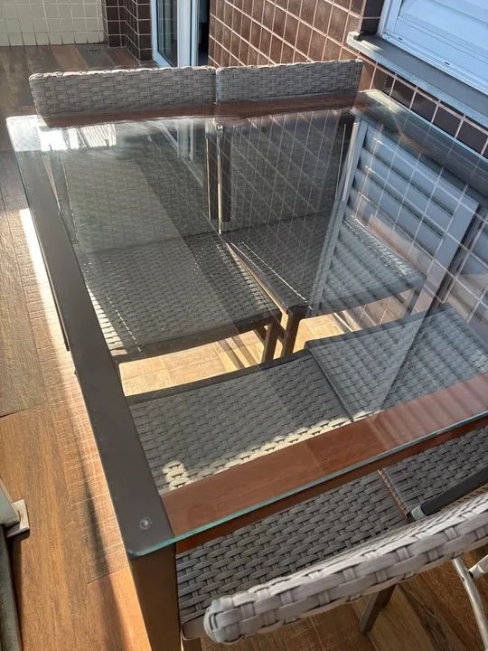 Mesa de Jantar em Vidro e alumínio- 4 Cadeiras - Foto 2