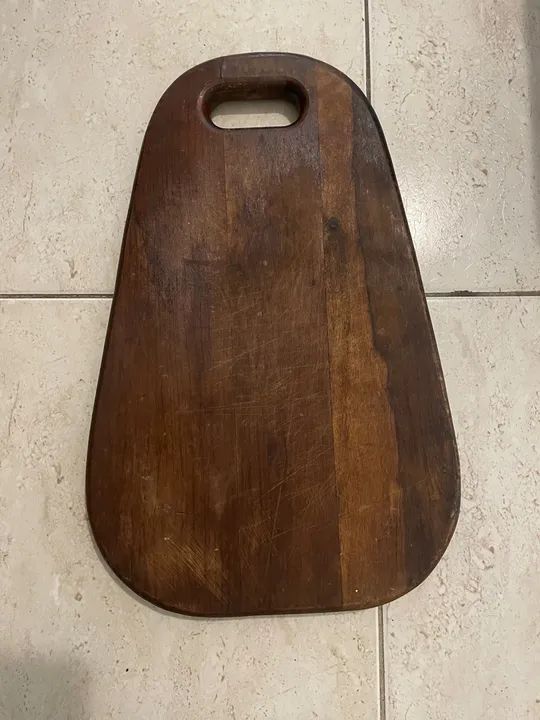 Tábua de madeira grande com pegador e molheira - Foto 3