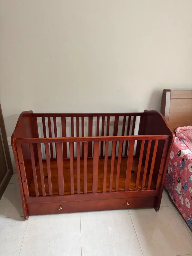 Berço de madeira e colchão 