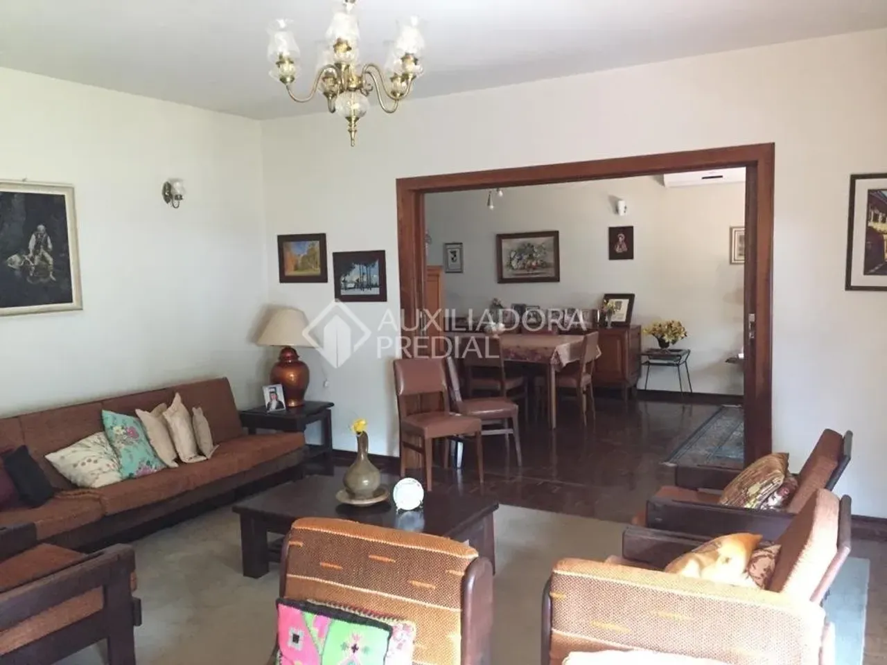 Casa residencial à venda no bairro Auxiliadora com 415 m² e 6 dormitórios/quartos.