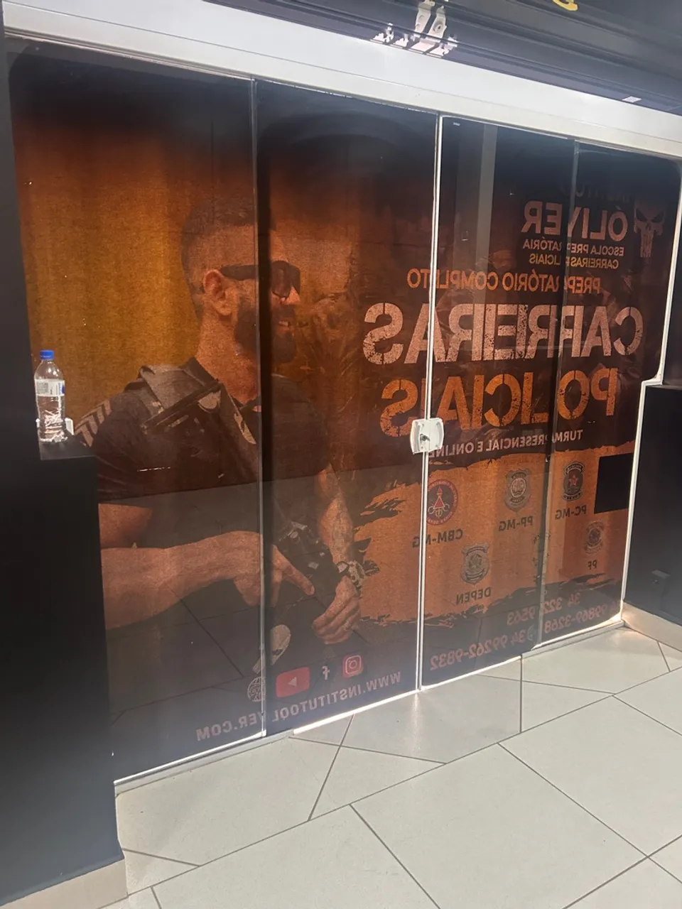 Divisarias de eucatex e porta de eucatex. Uma porta de vidro