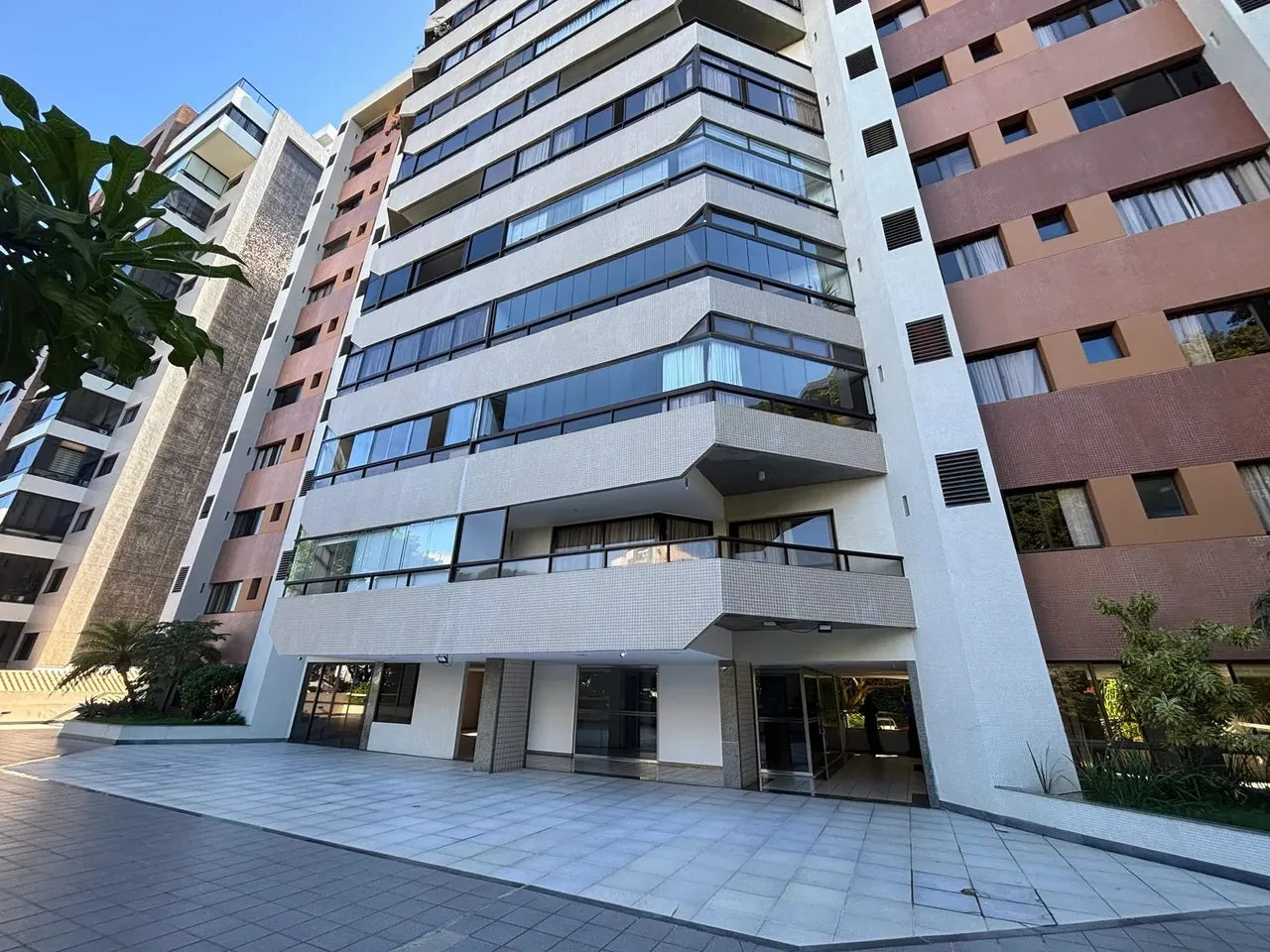 Apartamento para venda ou Aluguel com 4 quartos, sendo 3 suítes, 1 gabinete, 210m², Acupe