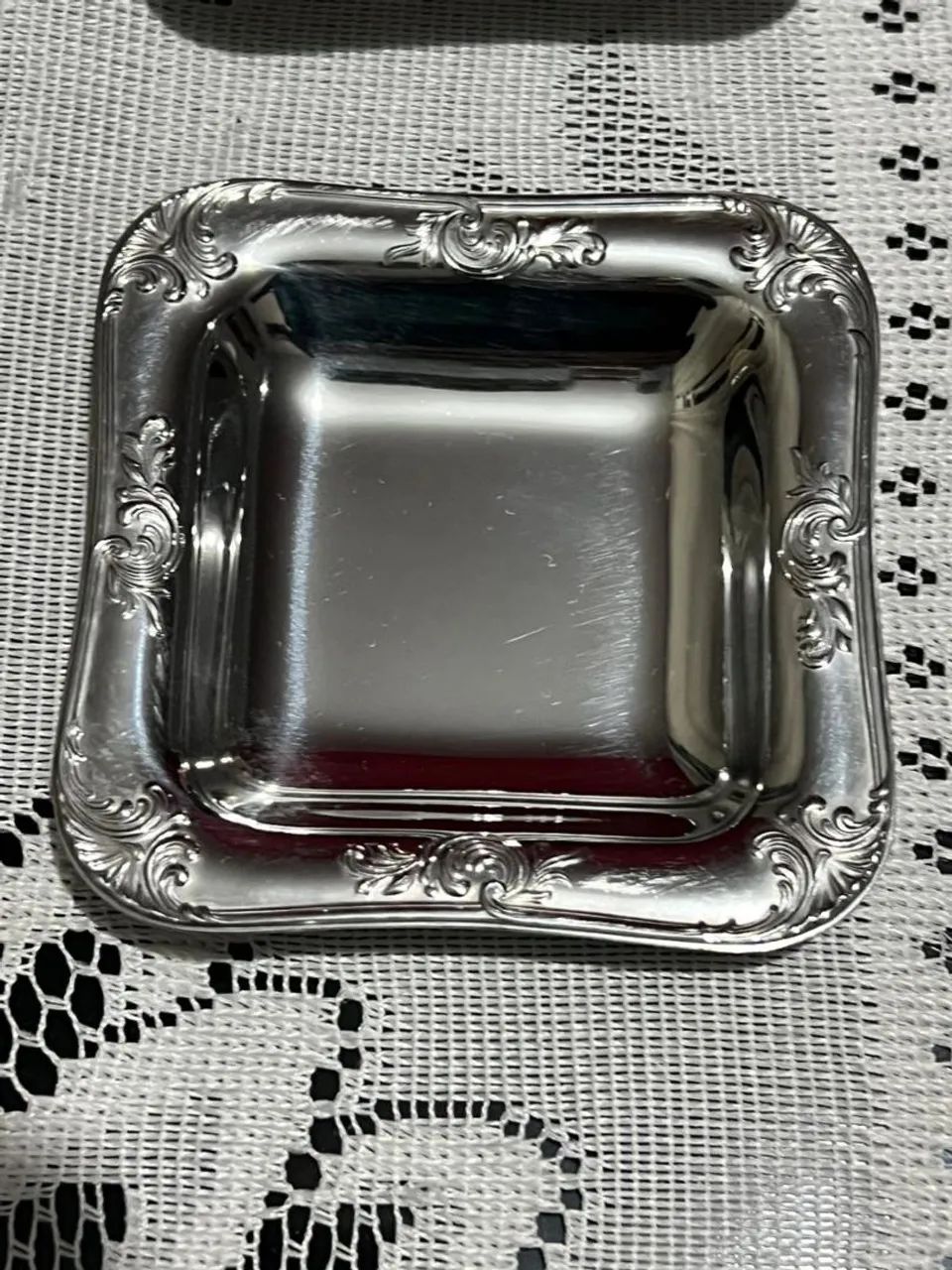Pratinhos de prata com detalhes ornamentais