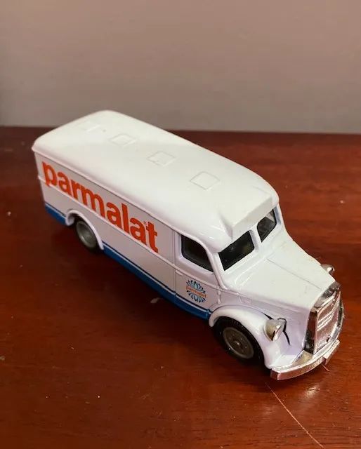 Miniatura Colecionável CORGI - "PARMALAT" MAN VAN