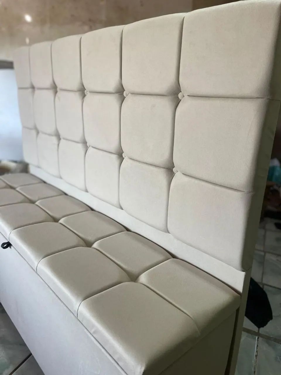 Linda cabeceira de cama estofada na cor rosa, com design moderno e elegante.
