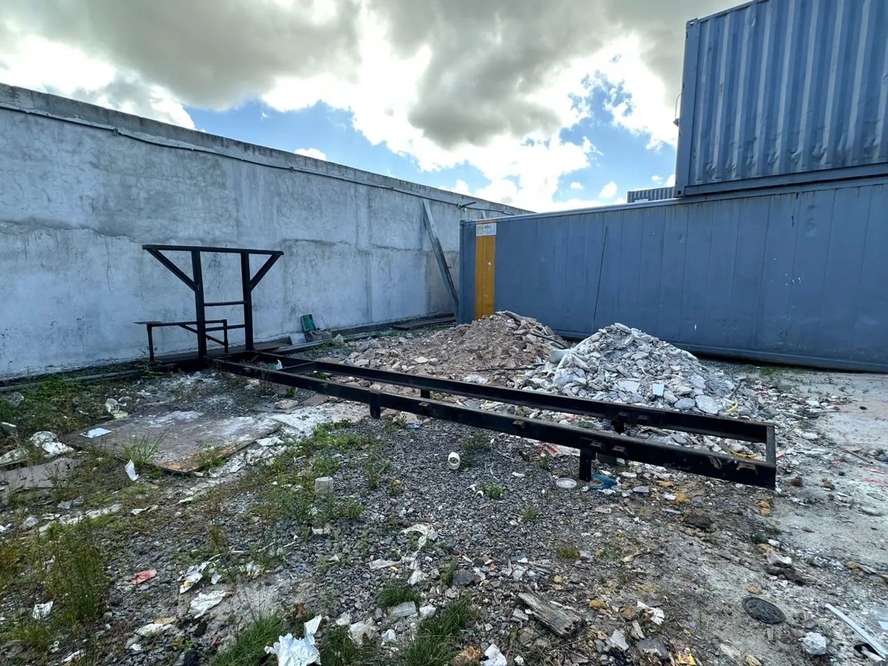 Sobrechassi com plataforma e malhal anteriormente utilizado em Munck