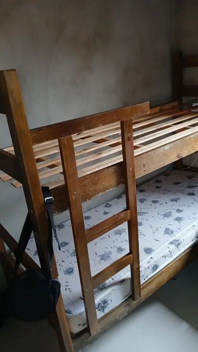 Vendo cama de casal de madeira  - Foto 2