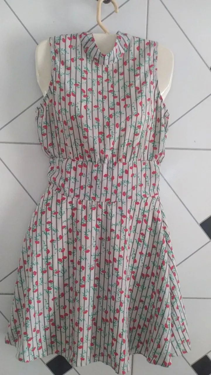 Vestido florido com listras
