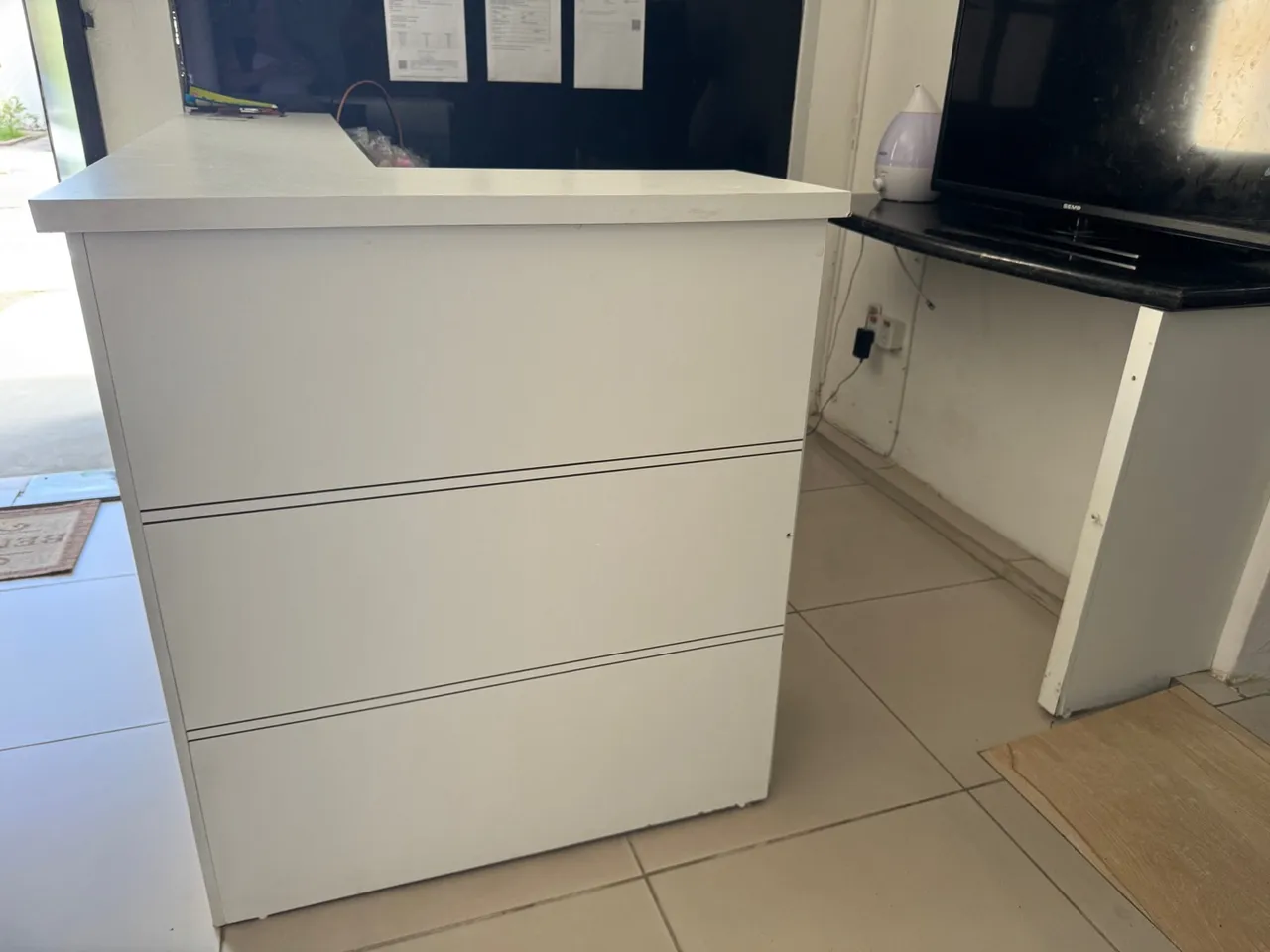 Balcão de escritório branco