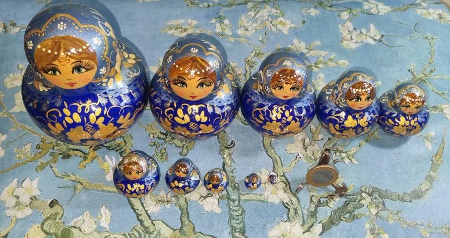 Boneca de madeira russa (Matryoshka) com dez bonequinhas encaixadas dentro dela. Nova - Foto 3