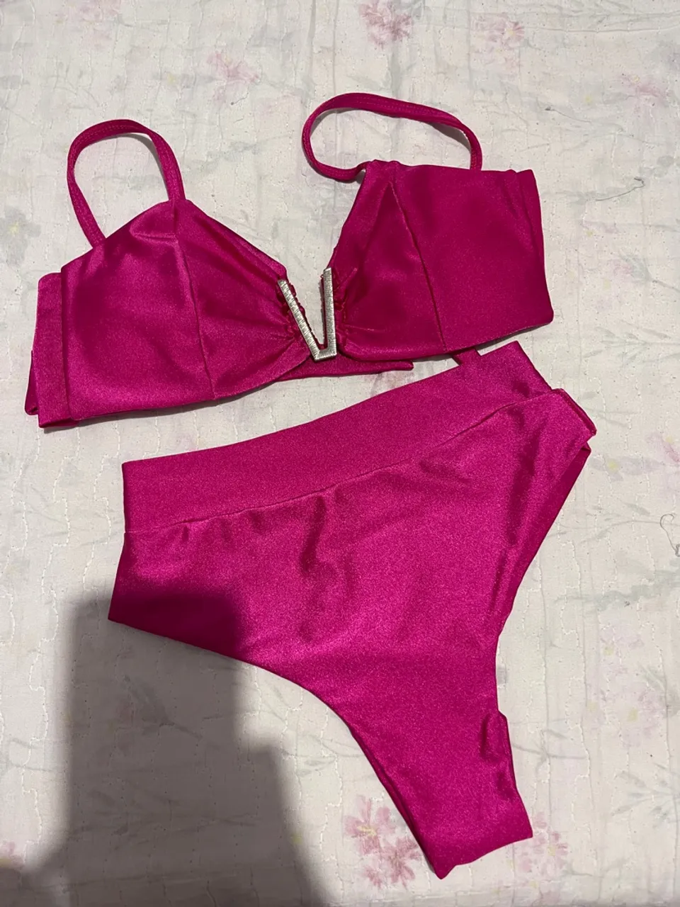 Biquíni pink vibrante com detalhe frontal