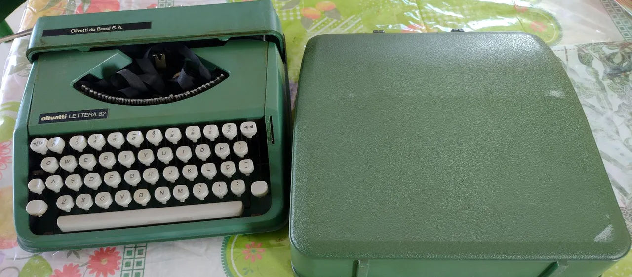 Máquina de Escrever Olivetti Lettera 82